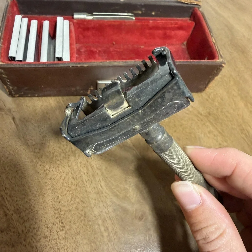 Vintage C.V. Heljestrand Safety Razor Metal Blades Travel Case Eskilstuna Sweden